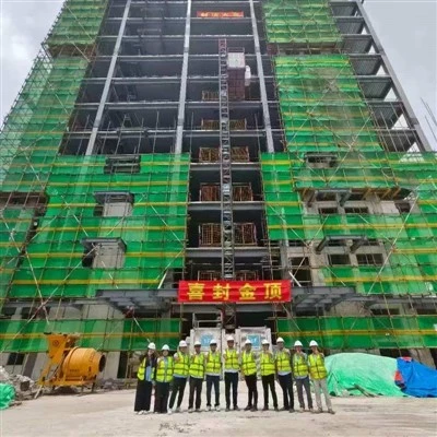 Construcción con estructura de acero de varios-pisos